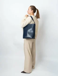 CASSET GLOSSY STRUCTURE - Bucketväskor