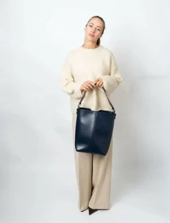 CASSET GLOSSY STRUCTURE - Bucketväskor