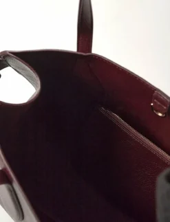 Medium bag with beaten leather effect - Handväskor