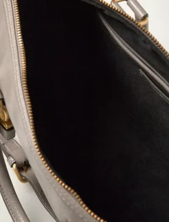Shiny handbag with handles - Handväskor